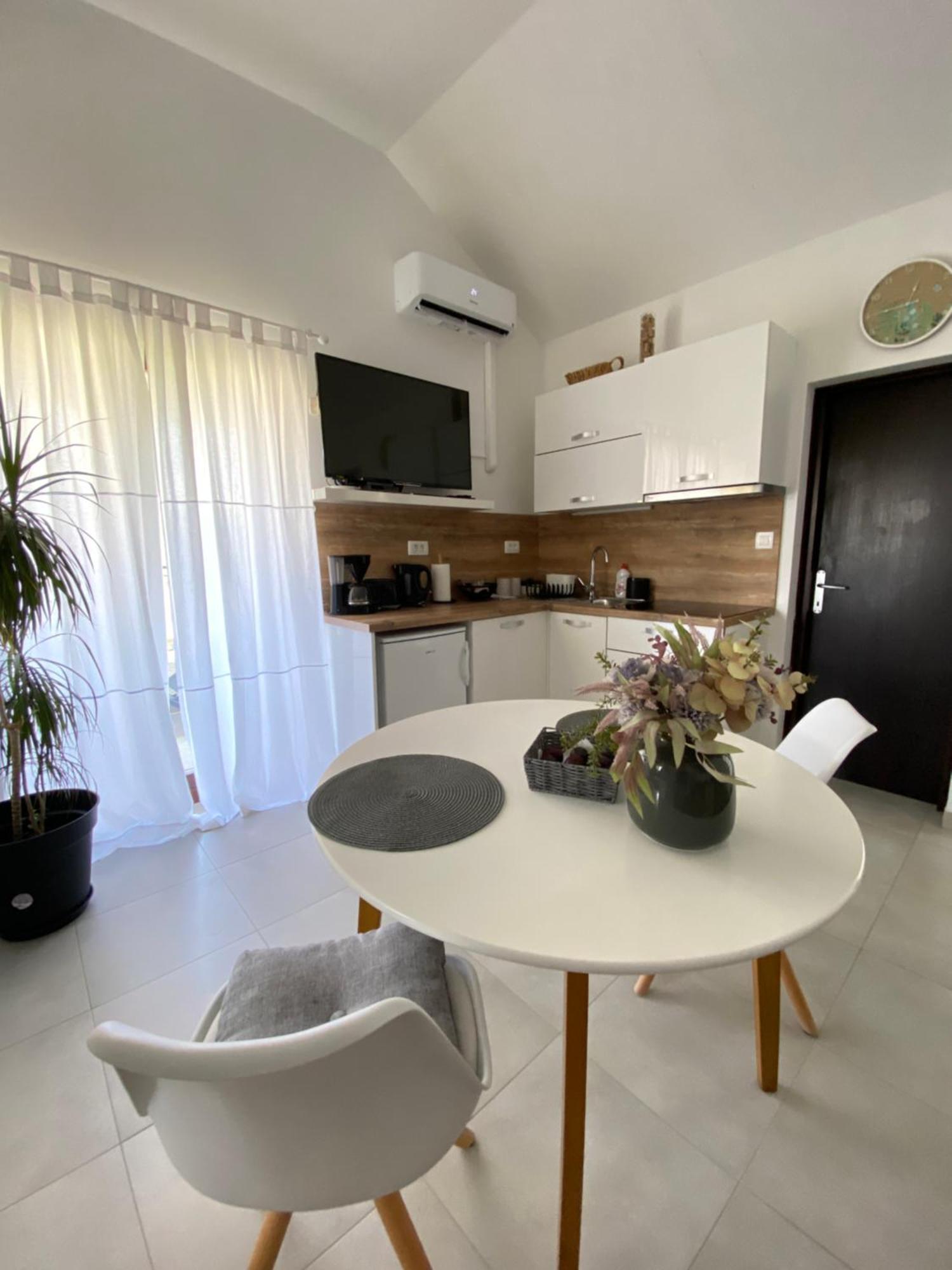 Apartments Flora 1 Banjol Luaran gambar